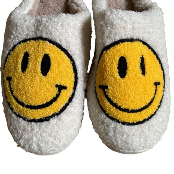 NEW Molatin Fuzzy Smiley Face Slippers Size W 10.5-11 M 9-10 Emoji Loungewear - Picture 4 of 15